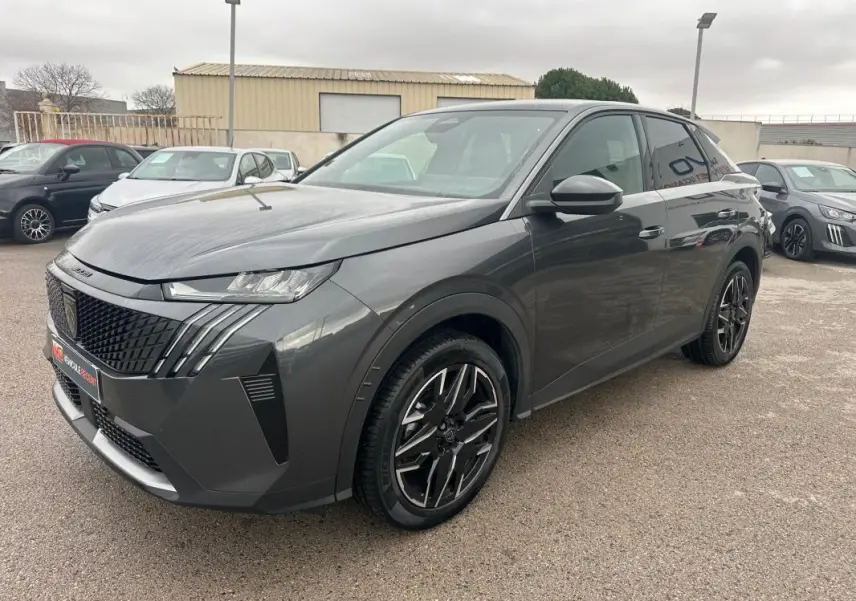 Peugeot 3008 Hybrid gris en 3/4 avant droit, jantes alliage 19 pouces et calandre distinctive moderne.