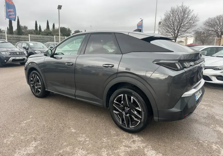 Vue 3/4 arrière droite d’un Peugeot 3008 Hybrid gris avec jantes alliage 19 pouces et feux arrière LED distinctifs.
