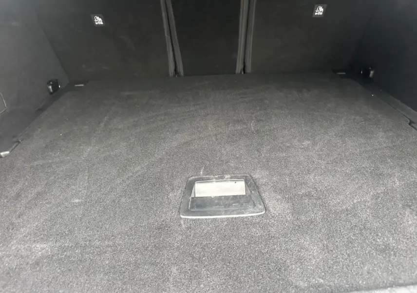 Vue intérieure du coffre spacieux et tapissé en gris foncé du Peugeot 3008 Hybrid 136 e-DCS6 Allure 2025.