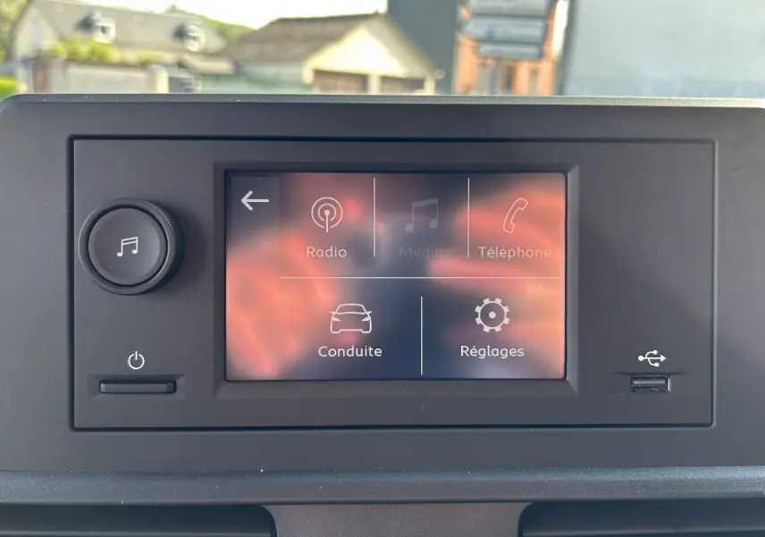 Écran tactile central du DANGEL Partner 2025 en gros plan, affichant les options Radio, Média, Téléphone, Conduite et Réglages.