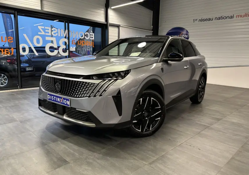 Peugeot 3008 gris Artense en 3/4 avant droit, calandre noire laquée et jantes alliage noires diamantées.