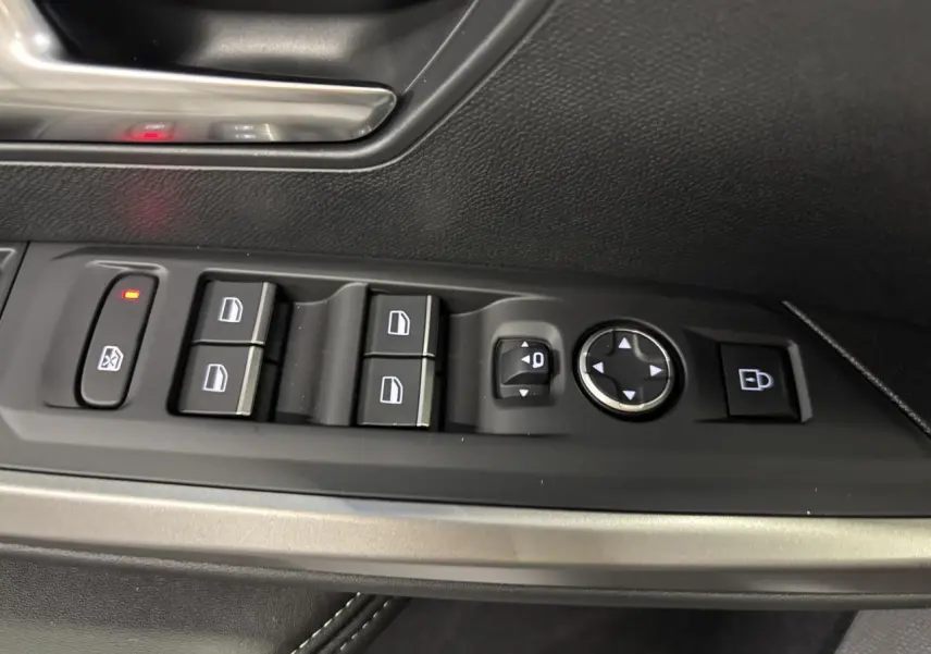 Gros plan sur les commandes de lève-vitres et rétroviseurs côté conducteur du Peugeot 3008 gris Artense.