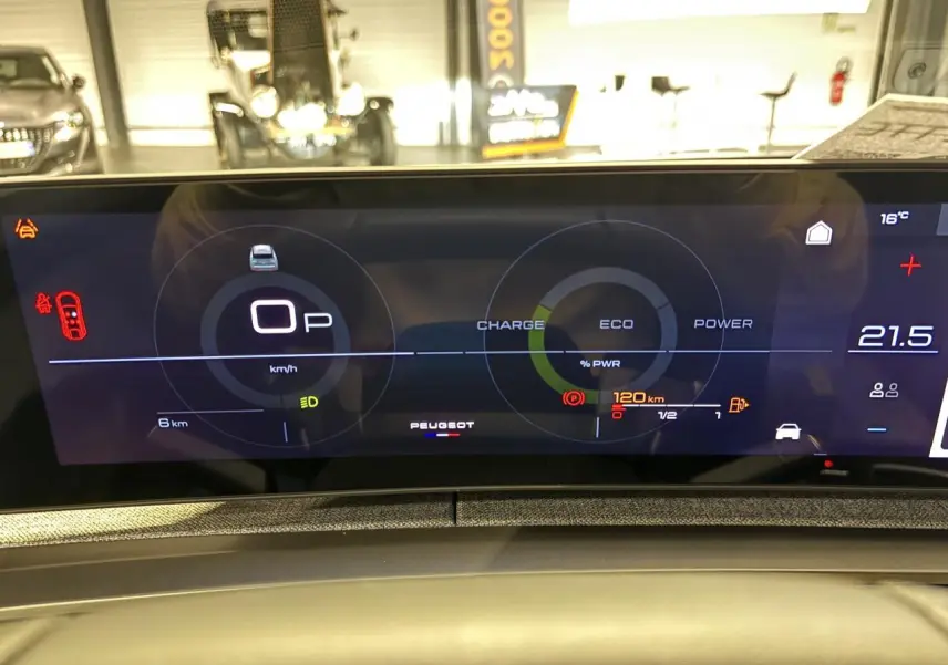 Affichage numérique du tableau de bord du Peugeot 3008 hybride, montrant la vitesse, l'autonomie et les modes de puissance.