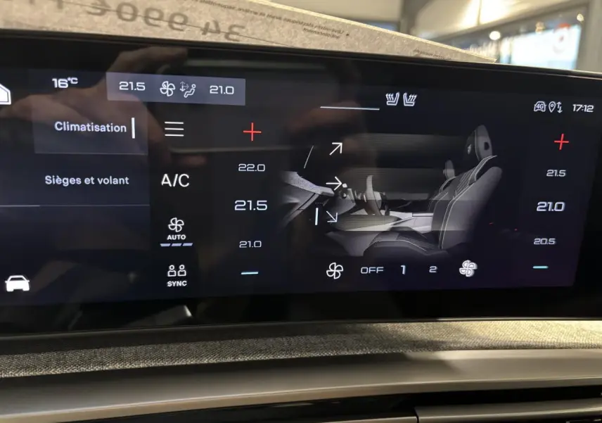Écran tactile intérieur du Peugeot 3008 gris Artense montrant les réglages de climatisation et sièges chauffants.
