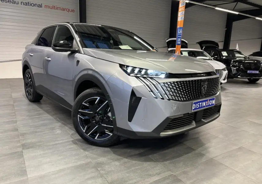 Peugeot 3008 gris Artense en 3/4 avant droit, avec calandre noire et jantes alliage noires diamantées.