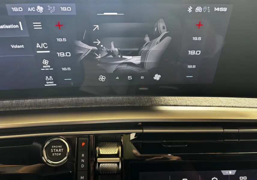 Vue rapprochée de l’intérieur du Peugeot 3008 gris clair, montrant le bouton démarrage et la console centrale moderne.