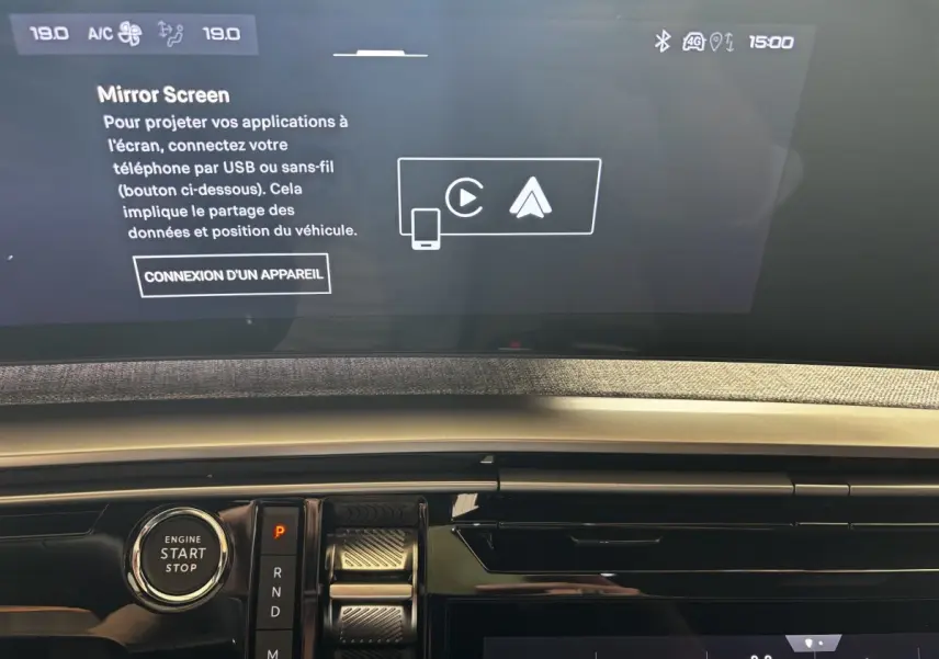 Vue intérieure du tableau de bord du Peugeot 3008 gris clair, avec écran tactile et bouton démarrage visible.