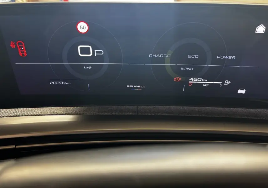 Affichage numérique multifonctions de la Peugeot 3008 hybride, tableau de bord avec indicateurs vitesse, autonomie et mode éco.