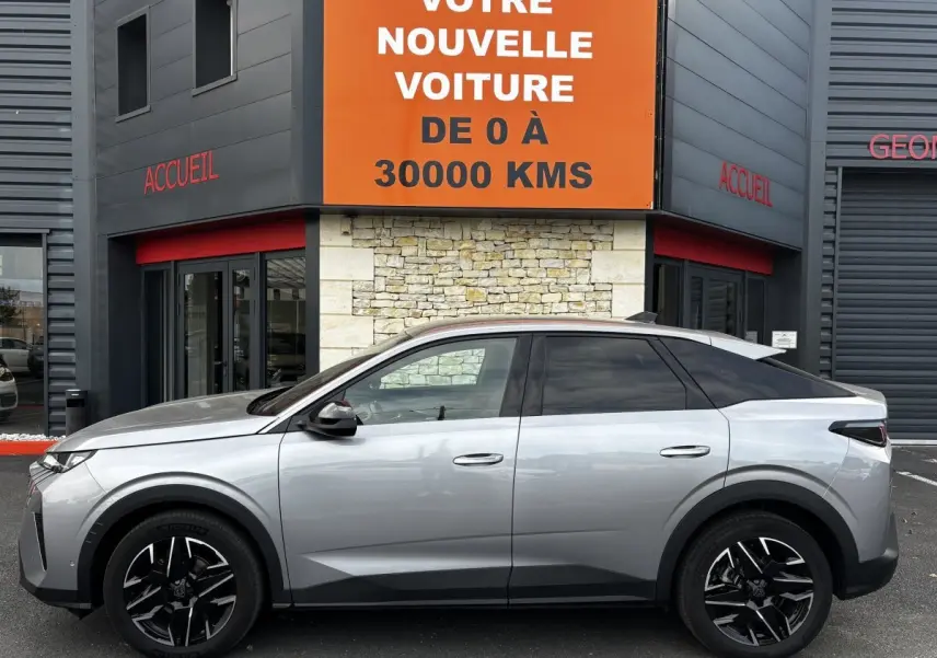Peugeot 3008 gris clair vue de profil côté gauche, avec jantes noires et toit noir contrastant.