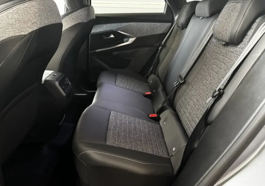 Vue côté droit de la banquette arrière bicolore gris et noir du Peugeot 3008 1.2 Hybrid 145 Allure 2025.