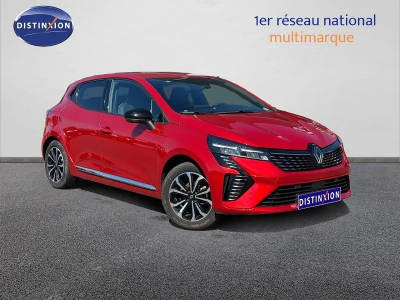 Renault Clio 1.0 Eco-G 100ch Techno rouge vue 3/4 avant, avec jantes alliage et détails noirs sur les rétroviseurs.