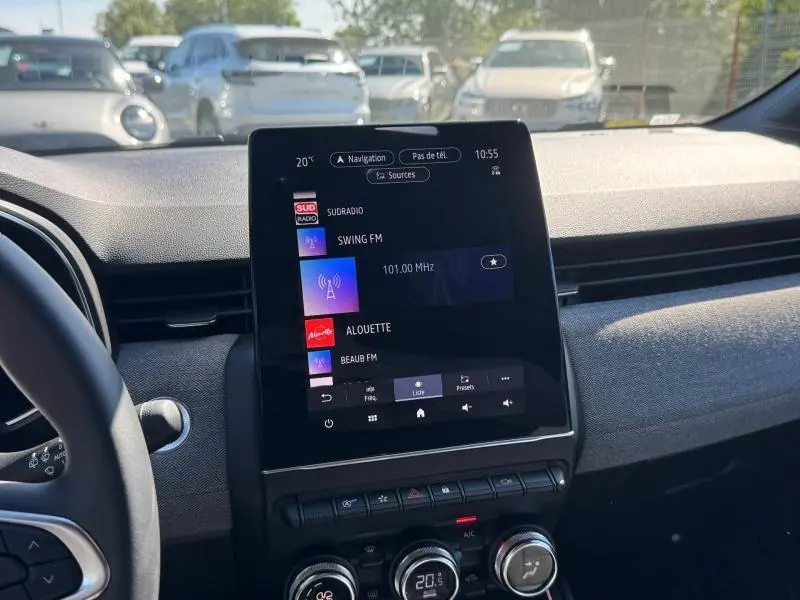 Intérieur de Renault Clio 1.0 Eco-G 100ch Techno 2025, vue sur l'écran tactile central et tableau de bord noir.