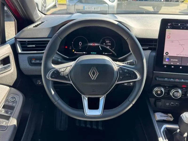 Vue frontale du volant noir de la Renault Clio 1.0 Eco-G 100ch Techno 2025 avec tableau de bord numérique et écran tactile.