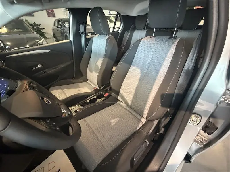 Vue intérieure côté conducteur de l’Opel Corsa gris 2025, mettant en valeur les sièges bi-matière et le volant multifonction.