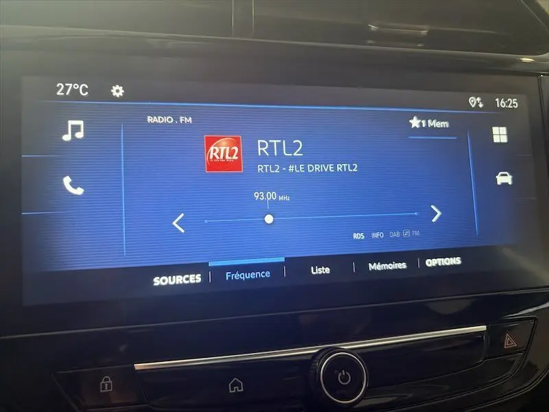 Écran tactile central de l’Opel Corsa gris 2025 affichant la radio FM RTL2 à 93 MHz en vue rapprochée intérieure.