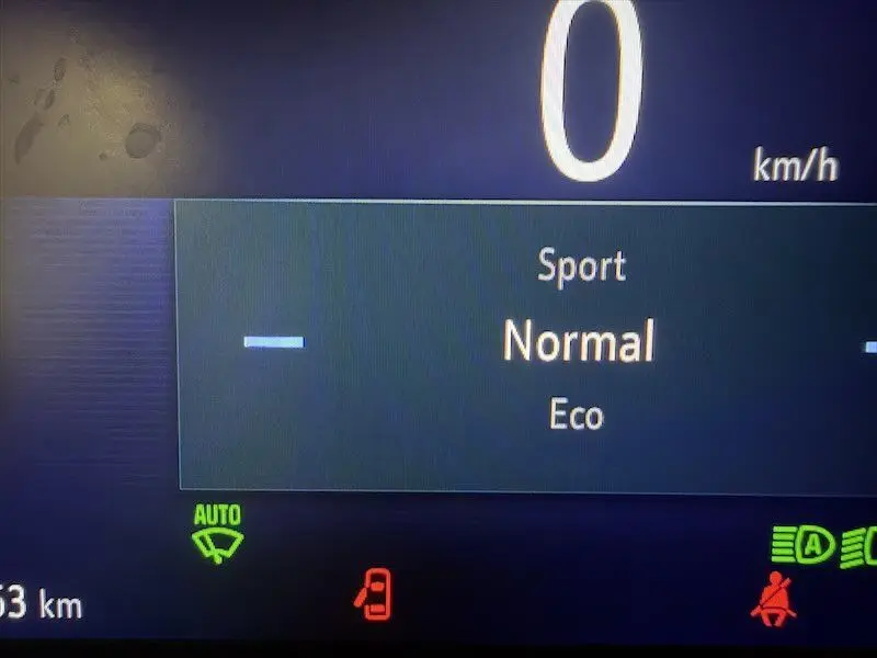Affichage numérique du tableau de bord de l'Opel Corsa 2025 montrant le mode de conduite "Normal" et la vitesse à 0 km/h.