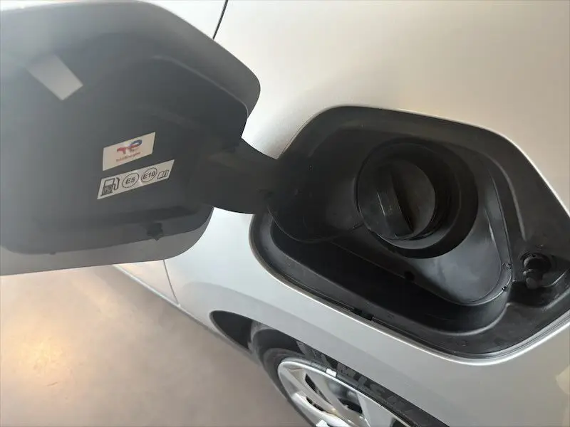 Vue rapprochée du bouchon de réservoir essence gris de l’Opel Corsa 2025, côté arrière droit avec trappe ouverte.