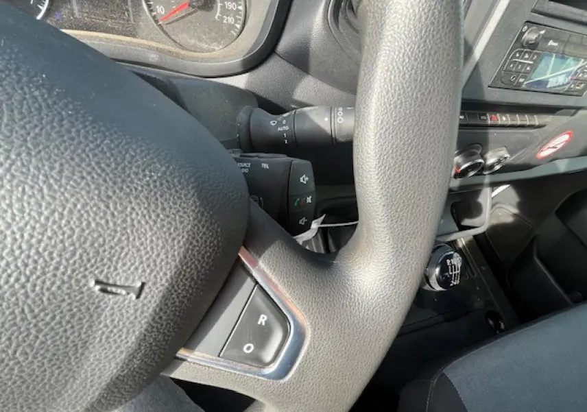 Gros plan sur le volant et le tableau de bord du Renault Master 2.3 dCi 130, avec levier de vitesses manuel visible.