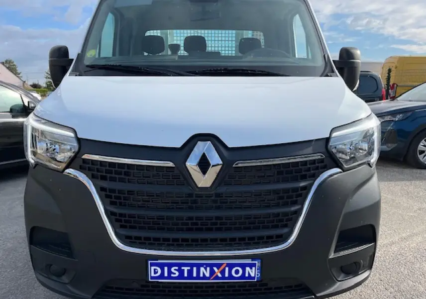 Vue frontale d’un Renault Master blanc 2024 avec calandre noire et benne basculante visible derrière la cabine.
