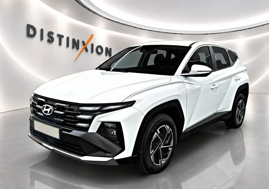 Hyundai Tucson 1.6 T-GDI hybride blanc en 3/4 avant droit, avec calandre noire et jantes alliage 17 pouces.