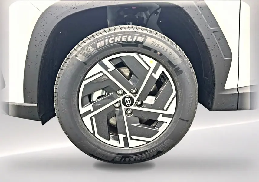 Gros plan sur la roue avant gauche blanche d’un Hyundai Tucson 1.6 T-GDI hybride avec jante alliage 17 pouces et pneu Michelin.