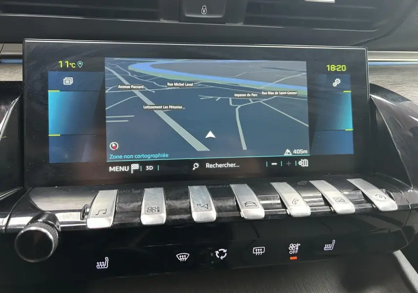 Écran tactile 10'' du Peugeot 508 Hybrid rouge clair, vue rapprochée de la console centrale avec commandes piano chromées.