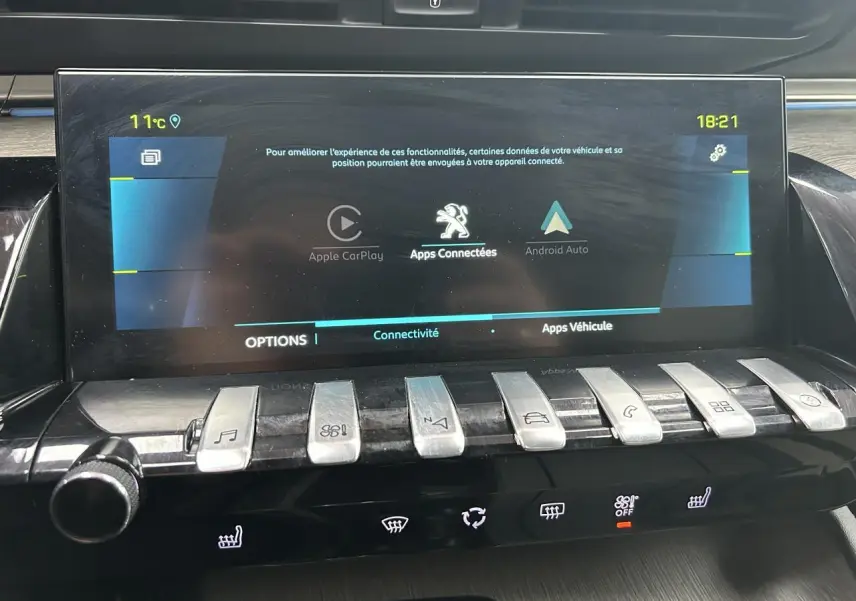 Écran tactile central du Peugeot 508 Hybrid rouge clair avec commandes chromées et affichage Apple CarPlay.