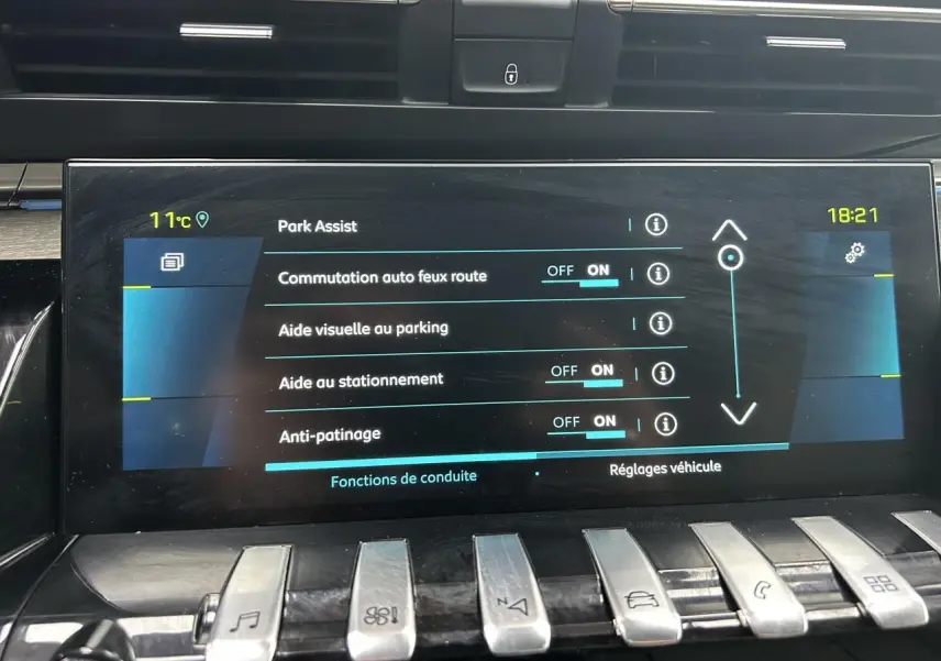 Écran tactile central du Peugeot 508 Hybrid rouge clair affichant les réglages d'aide à la conduite et park assist