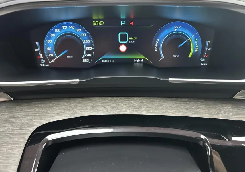 Tableau de bord numérique de la Peugeot 508 Hybrid 225, affichage vitesse et indicateurs énergie en bleu et vert.