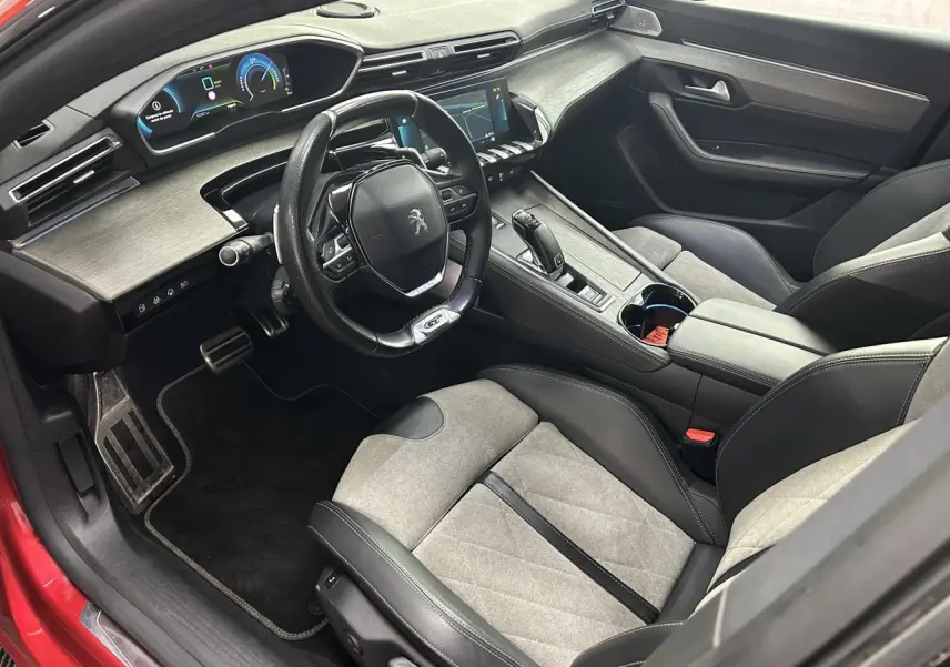 Intérieur Peugeot 508 Hybrid 2021 vu côté conducteur, sellerie Alcantara noire et grise, volant compact GT et écran tactile.