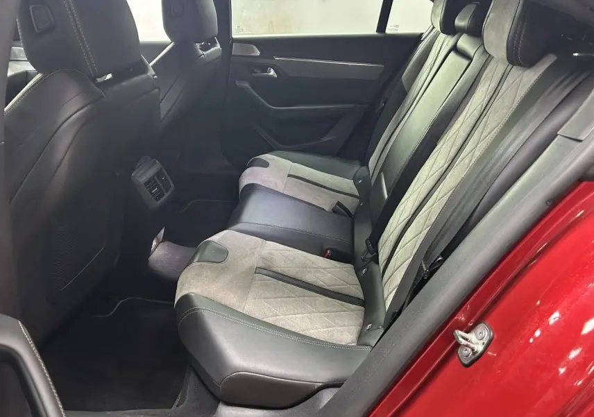 Vue côté droit de la banquette arrière en cuir noir et alcantara gris d'une Peugeot 508 rouge clair 2021.