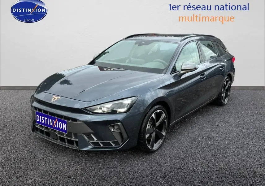 Vue 3/4 avant droit d'une CUPRA LEON ST gris magnétique avec jantes alu noires et toit ouvrant panoramique.