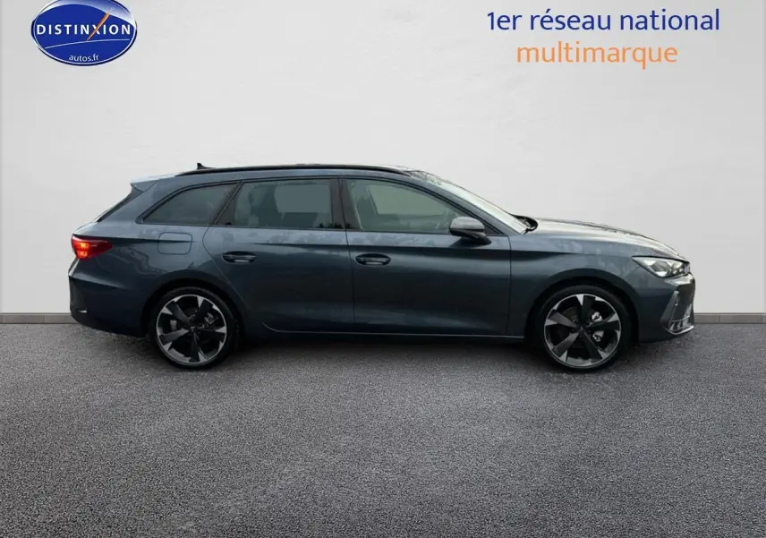 Profil droit de la CUPRA LEON ST 1.5 etsi hybrid gris magnétique avec jantes alliage et feux arrière LED allumés.