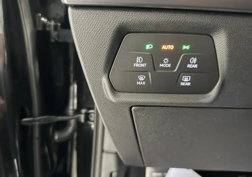 Panneau de commandes d’éclairage avec indicateurs verts et orange, côté gauche intérieur du CUPRA Formentor noir Night 2025.