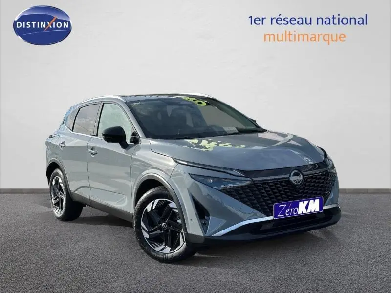 Vue 3/4 avant du Nissan Qashqai Hybrid e-POWER 205ch N-Connecta gris Argile avec calandre noire et jantes noires distinctives.