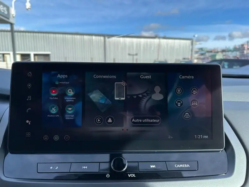 Écran tactile central du tableau de bord du Nissan Qashqai Hybrid e-POWER 2025, affichant les applications et connexions.