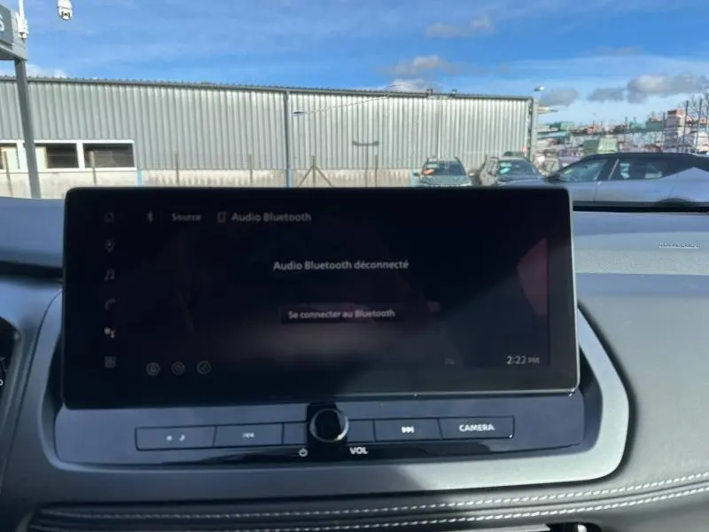 Écran tactile central du Nissan Qashqai Hybrid e-POWER 2025, affichant le menu Bluetooth, avec tableau de bord gris visible.
