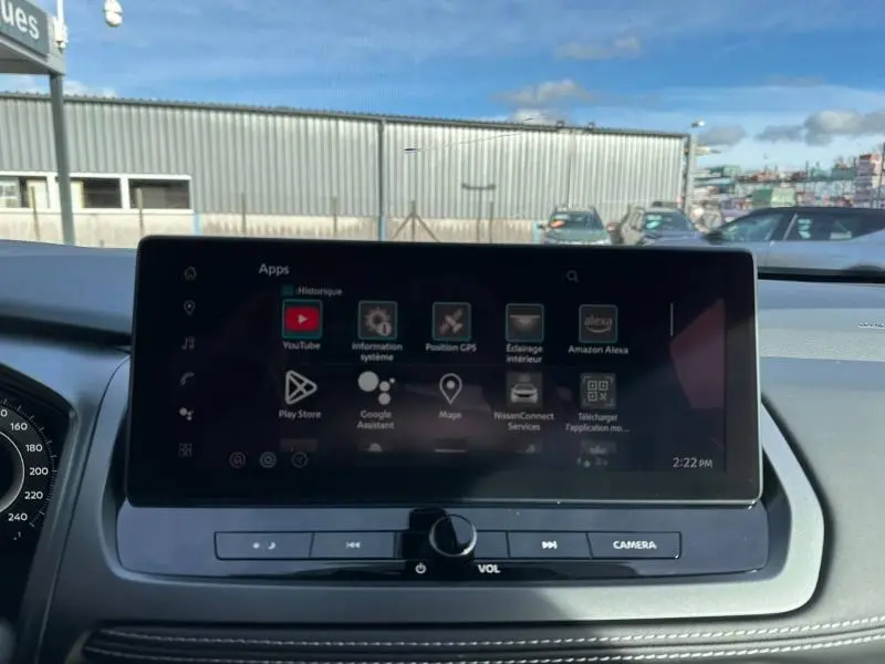 Vue intérieure du tableau de bord du Nissan Qashqai Hybrid e-POWER 2025, écran tactile central affichant les applications connectées.