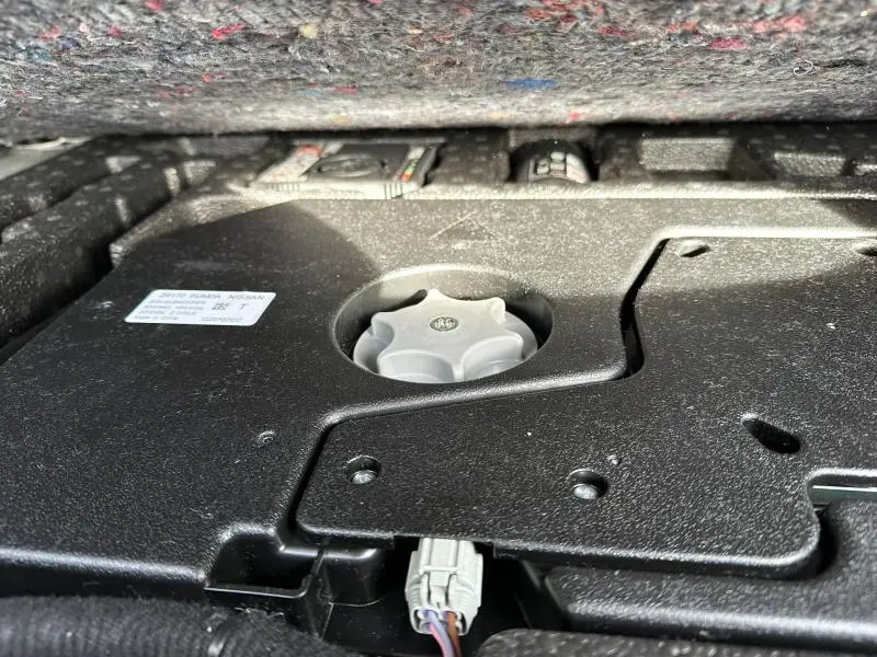 Détail du compartiment moteur du Nissan Qashqai Hybrid e-POWER 205ch N-Connecta 2025, vue rapprochée sur un bouchon gris.