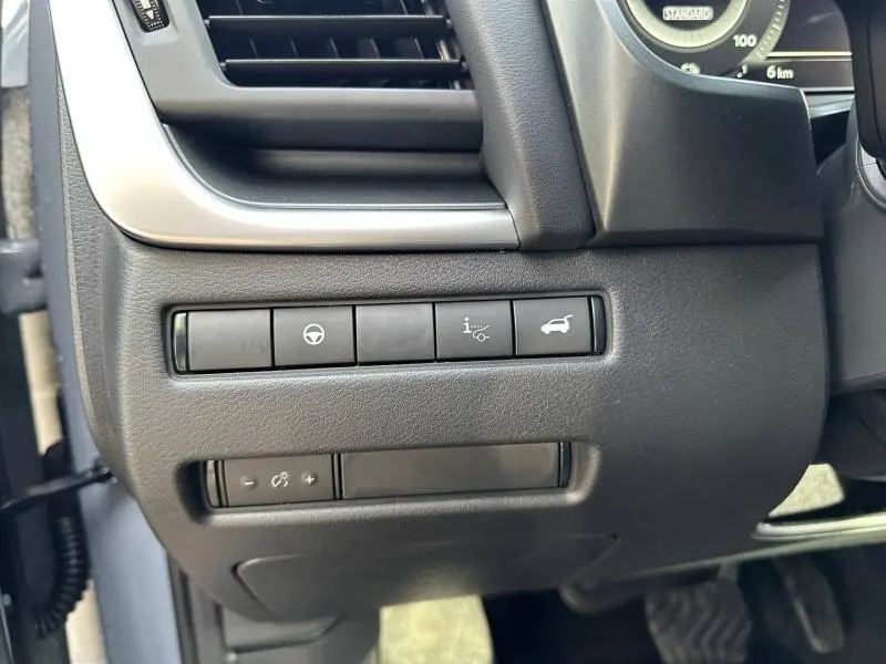 Détail des commandes situées à gauche du volant dans le Nissan Qashqai Hybrid e-POWER 2025, finition N-Connecta.