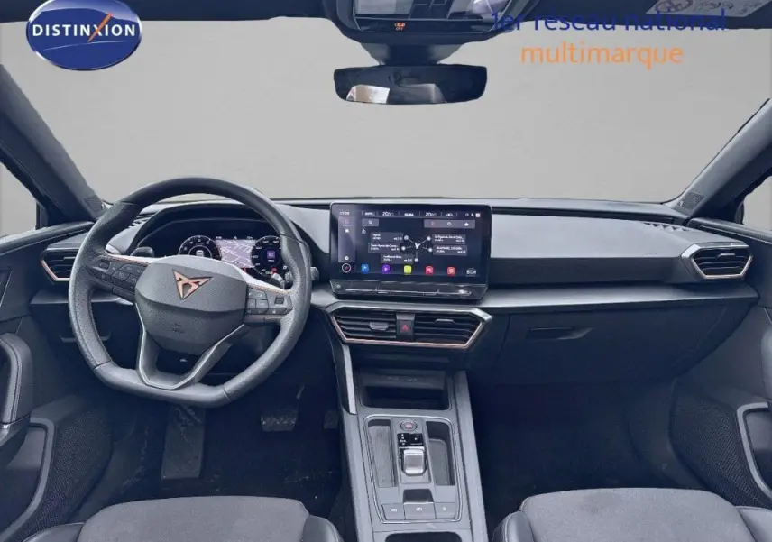 Vue intérieure frontale du cockpit numérique et écran tactile du CUPRA Leon ST 2024, ambiance moderne et épurée.