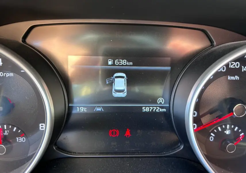 Tableau de bord de Kia CEE'D 2022 avec affichage numérique central montrant 58772 km et température à 19°C.
