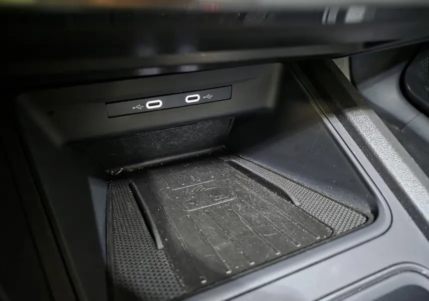 Vue rapprochée de la console centrale noire du CUPRA Leon 2023 avec deux prises USB-C éclairées.