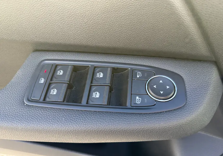 Commande des vitres électriques et réglage des rétroviseurs côté gauche dans une Renault Clio V gris schiste 2025.