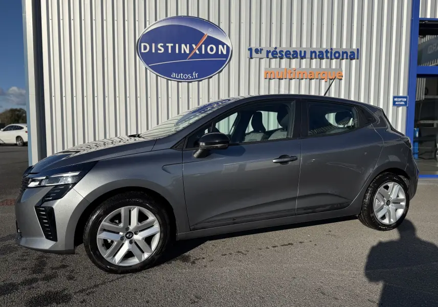 Renault Clio V gris schiste vue de profil côté gauche, avec jantes alliage et feux avant LED Pure Vision.