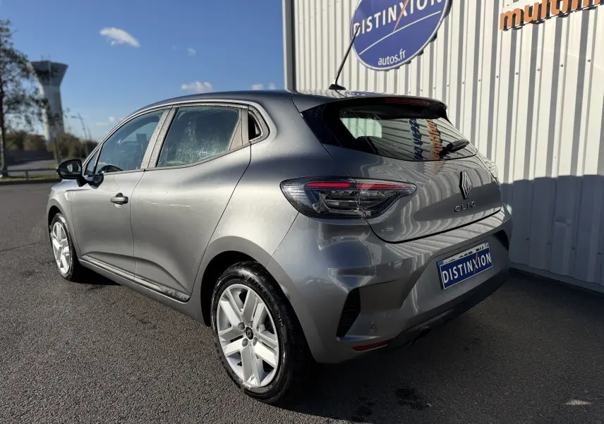 Renault Clio V gris schiste vue 3/4 arrière droit, feux arrière full LED et jantes alliage visibles.