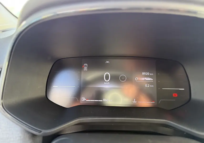 Affichage numérique du compteur de vitesse et kilométrage sur Renault Clio V 1.5 dCi gris schiste, vue rapprochée du tableau de bord.