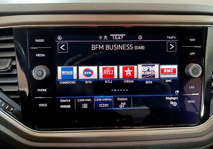 Écran tactile central du Volkswagen T-Roc 1.0 TSI 110 Lounge affichant les stations radio numériques.