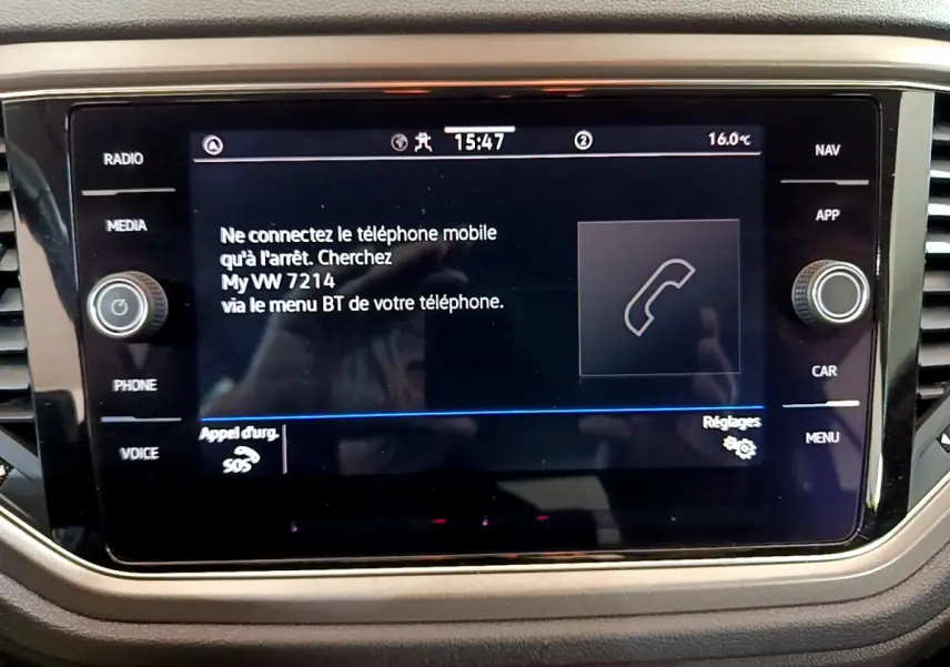Écran tactile central du Volkswagen T-Roc 2021 affichant les instructions de connexion Bluetooth, vue de face.