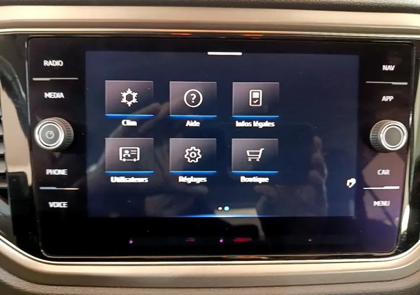 Écran tactile central du tableau de bord du Volkswagen T-Roc gris foncé, affichant le menu des réglages.